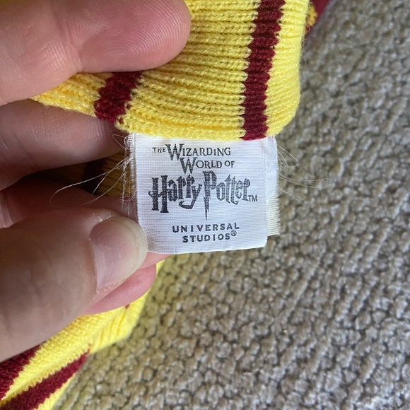 EUC Universal Studios Gryffindor Harry Potter Red Gold Cap Reversible Beanie - Picture 4 of 4